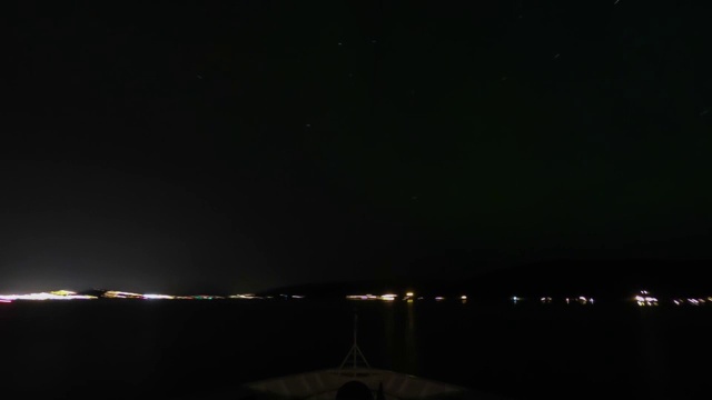 接近特罗姆瑟时，天空中出现北极光视频素材
