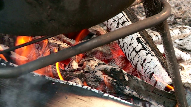 游客在夏天的火上的锅视频素材