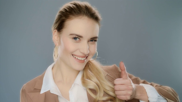 成功商业女性竖起大拇指的肖像。自信的专业视频素材