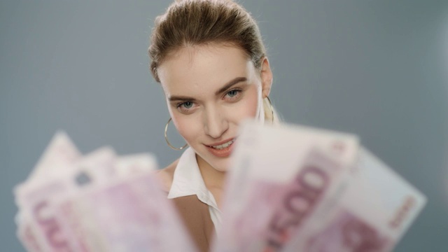 富有的女商人在缓慢地数钱。女人计算欧元视频素材
