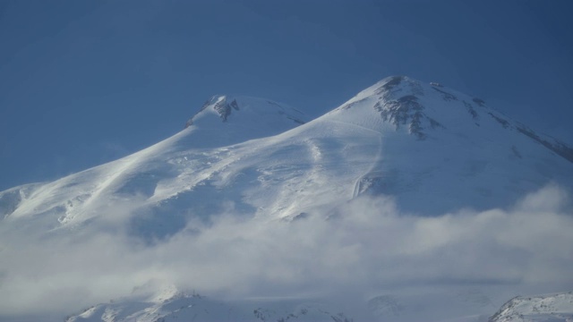 高加索山脉靠近厄尔布鲁斯山的一座被积雪覆盖的山的时间视频下载