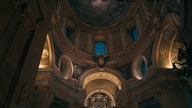 在人造灯光下的夜晚，布达佩斯圣史蒂芬大教堂的内景视频下载