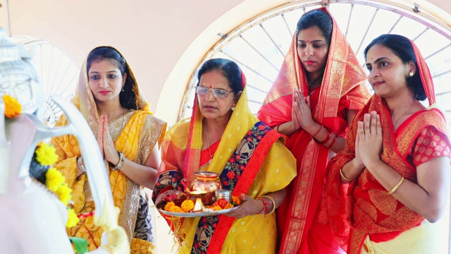 一群印度妇女在寺庙祈祷视频素材