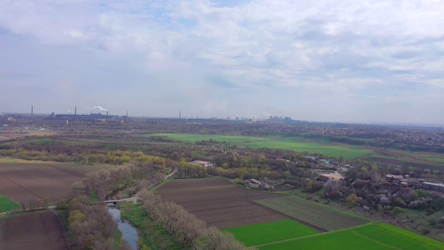 绿色的春天的田野在烟雾的背景视频素材