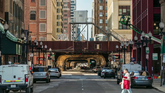4K时间推移的芝加哥街道与交通道路交叉口在高峰时间芝加哥市中心在密歇根大道在芝加哥，伊利诺斯州，美国，商业和现代交通概念视频素材