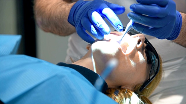 牙医正在治疗一名女病人视频素材