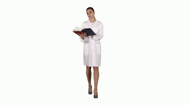 年轻的女医生阅读文件，而行走在白色的背景视频下载