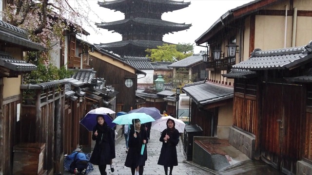 游客在雨中走在清水坂的小巷上视频素材
