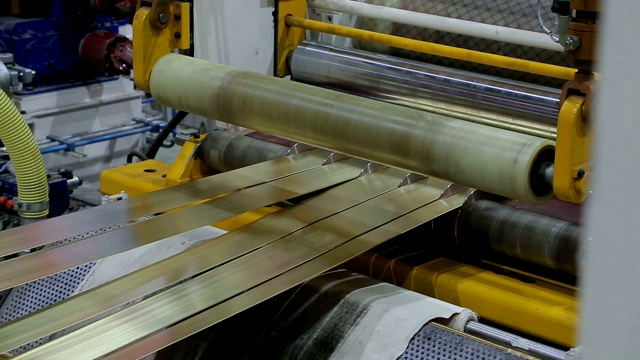 加工一卷金属板材的生产线视频素材