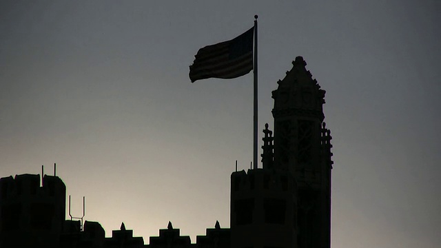建筑物上的美国国旗剪影视频下载