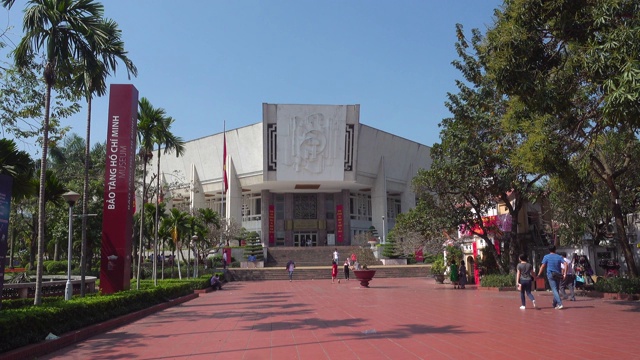 胡志明博物馆入口。在越南河内的陵墓旁边。红色的共产主义和越南国旗在飘扬视频下载