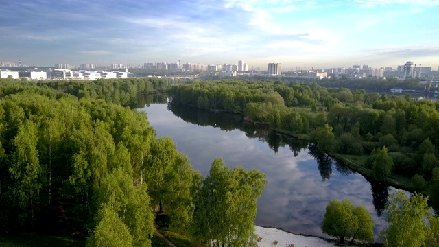 飞越莫斯科郊区公园，俄罗斯。视频素材