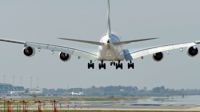 商用空客A380大型喷气式飞机降落视频下载