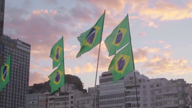 慢镜头:六面巴西国旗在晚风中飘扬视频素材