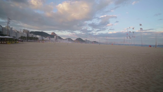 慢镜头:从天空的云朵到黄昏的沙滩沙滩视频素材