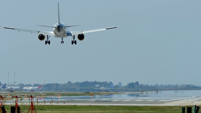 一架商业客机在巴塞罗那国际机场降落视频素材