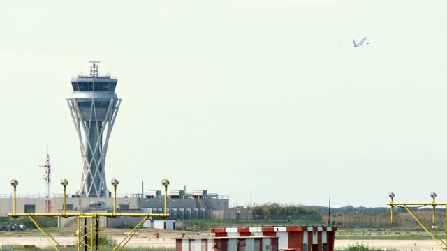 巴塞罗那国际机场雷达交通管制塔台视频素材