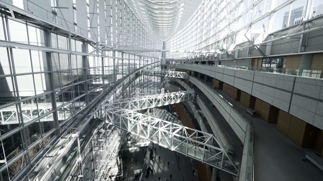 慢镜头:多层现代建筑从天花板到地板的平移视频素材