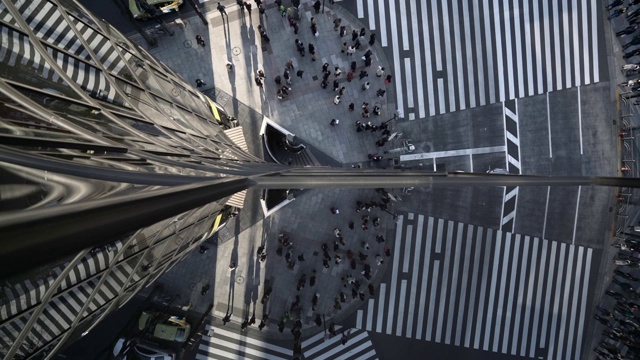 时光流逝:东京人行横道的创意反射镜头视频素材