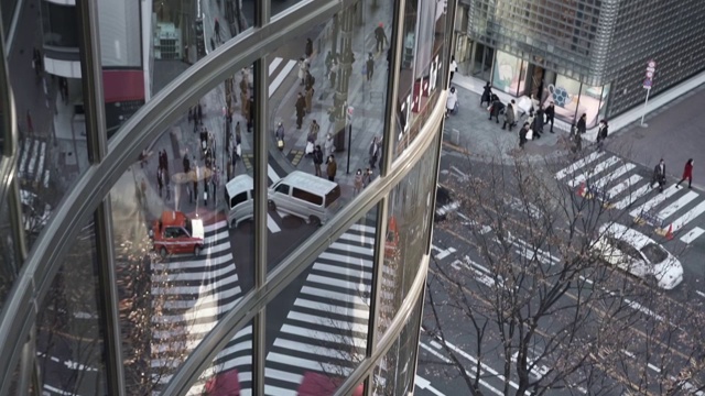 现代玻璃建筑中城市倒影的泛起视频素材