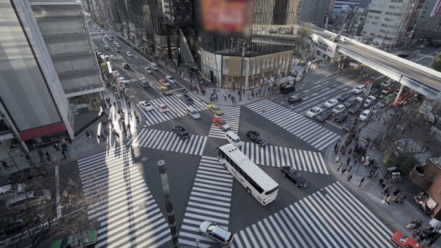 复杂的“X”人行横道在东京市中心与交通视频素材