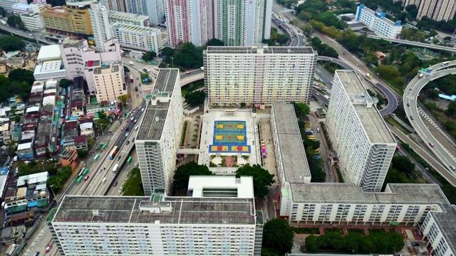 香港建筑物之间的彩色篮球场视频素材