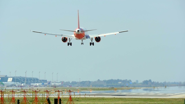 一架商业客机在巴塞罗那国际机场降落视频素材