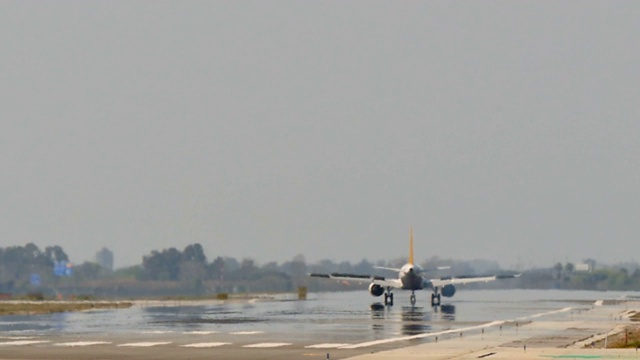 一架商业客机在巴塞罗那国际机场降落视频下载