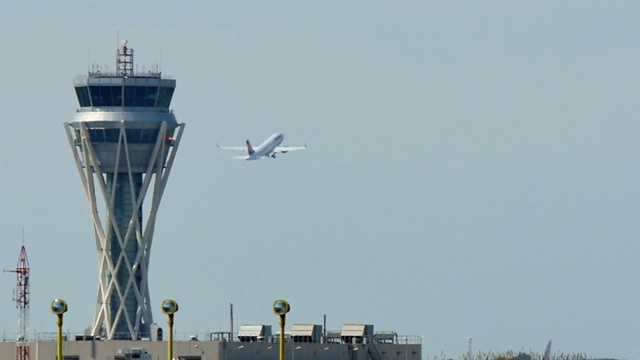 巴塞罗那国际机场雷达交通管制塔台视频素材