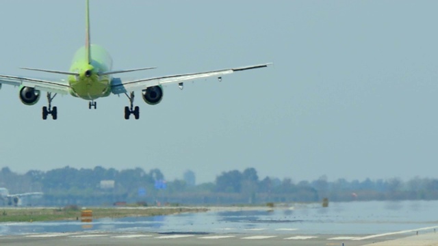 一架商业客机在巴塞罗那国际机场降落视频下载