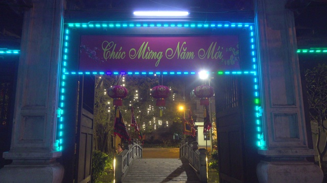 越南新年快乐横幅。Chúc mừng năm mới。河内的佛教寺庙在春节庆祝期间，晚上有灯和纸灯笼视频下载