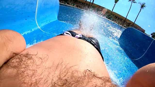 水上乐园水上滑梯上的视频，慢镜头250fps视频素材