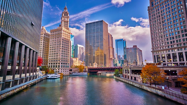 芝加哥市中心商业区。河。金融大厦。日出。视频下载