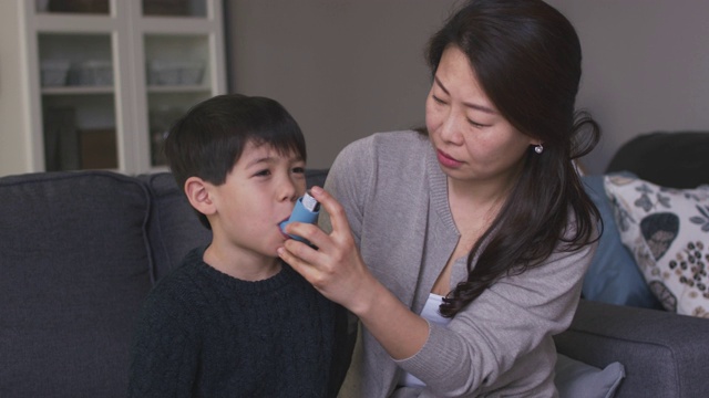 一个患有哮喘的小男孩视频下载
