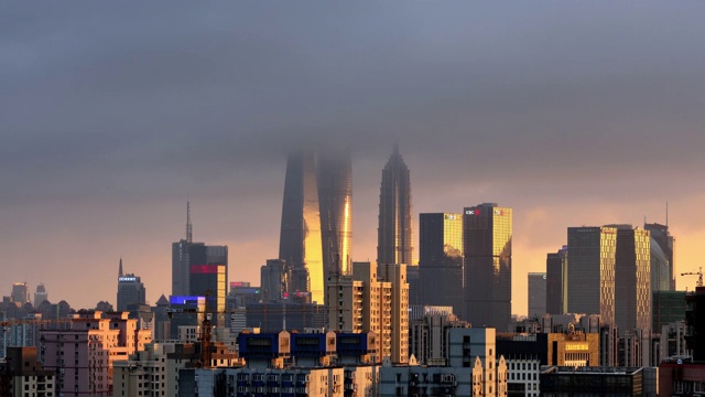 4K:上海摩天大楼日落时的雷雨，中国视频素材