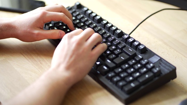 一个男性正在用十指系统在机械键盘上打字视频素材