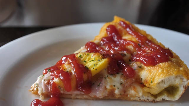 往披萨上倒番茄酱视频素材