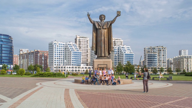 白俄罗斯明斯克，白俄罗斯国家图书馆外的雕像-时间流逝视频下载