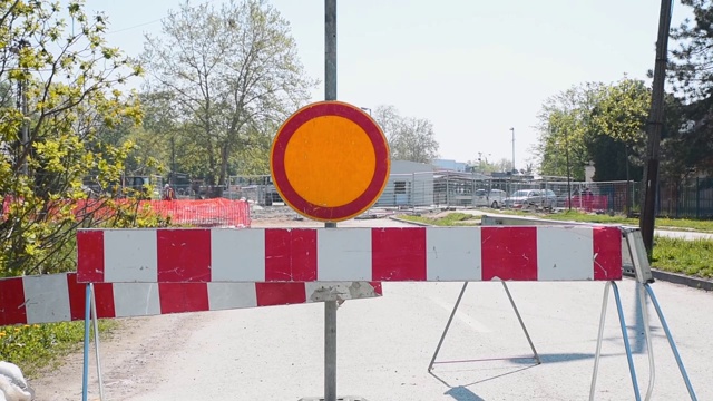 施工现场前方设有警示标志，并在街道上设置路障和交通警戒线视频素材
