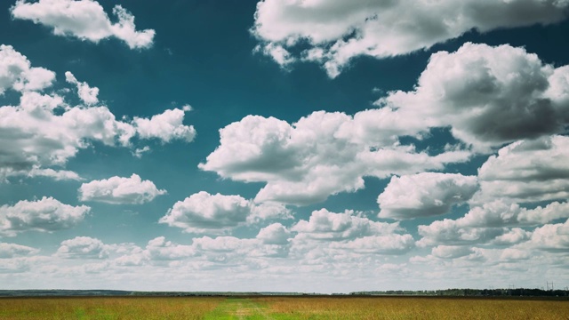 夏季乡村乡村田野草地景观下风景戏剧性的天空与蓬松的云。视频下载