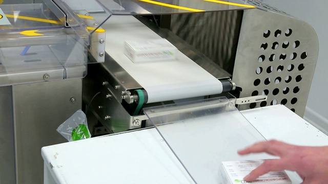 在制药厂输送吸塑产品视频素材