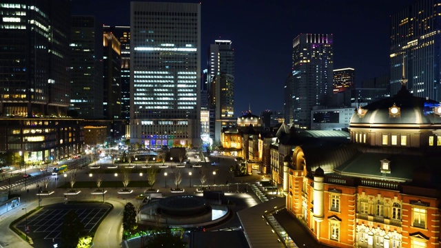 美丽的东京站夜景在丸之内商业区，它是日本最大和最繁忙的终点站。视频下载
