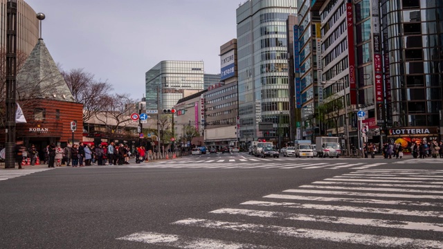 4K时间延时-十字路口的交通与人行横道斑马线-日本东京银座视频素材
