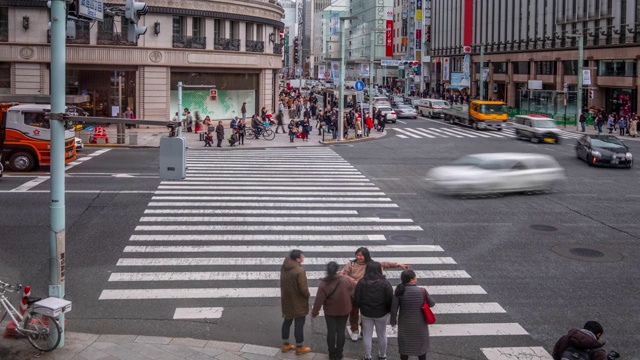 4K时间间隔-人行横道斑马线顶视图银座地区-日本东京视频素材