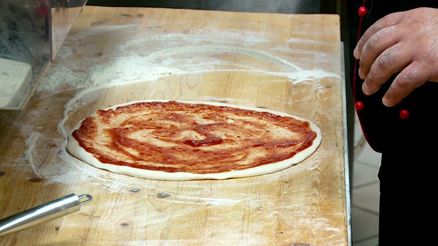 厨师用奶酪和香肠制作披萨视频素材