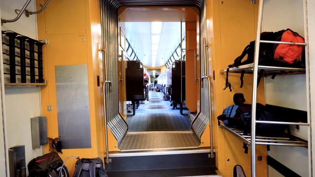 行李和背包内的火车储存架视频下载