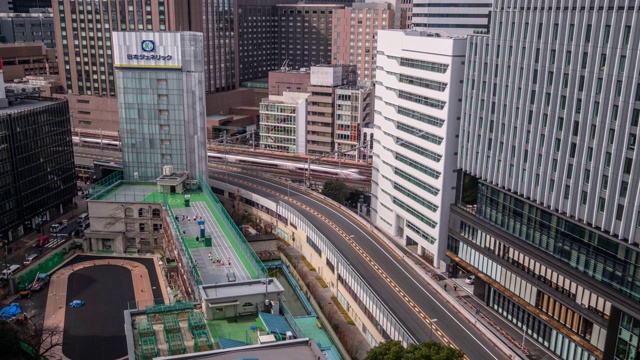 4K时间推移-高速公路与汽车运输与火车和建筑与学生在甲板上做活动-东京银座日本视频素材