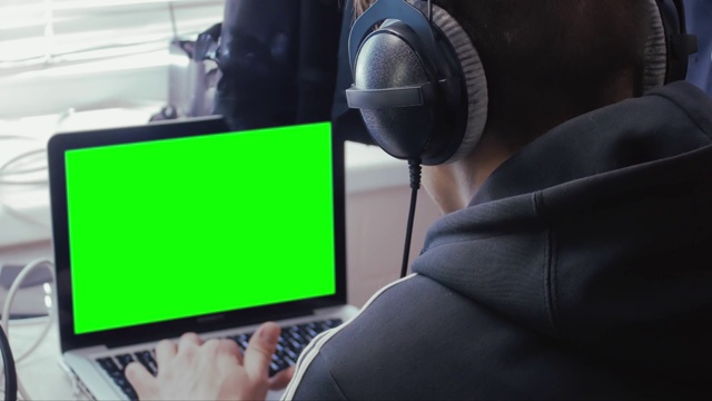 戴着绿屏幕耳机的男人视频素材