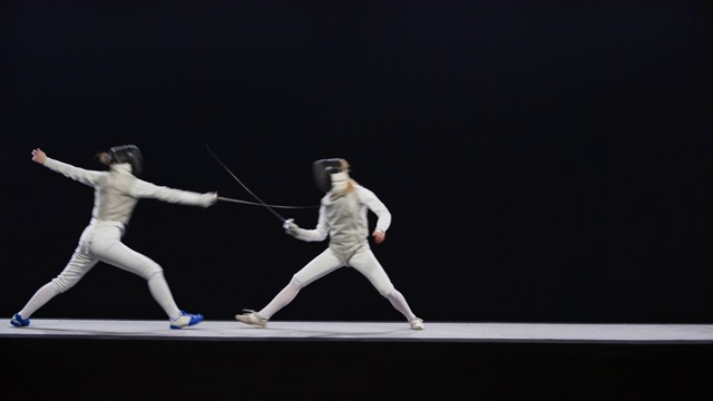 两名女击剑手在一场比赛中进行剑击视频下载