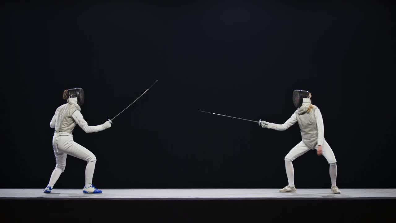 LD女子击剑运动员对对手进行弓步冲刺，未能得分视频下载